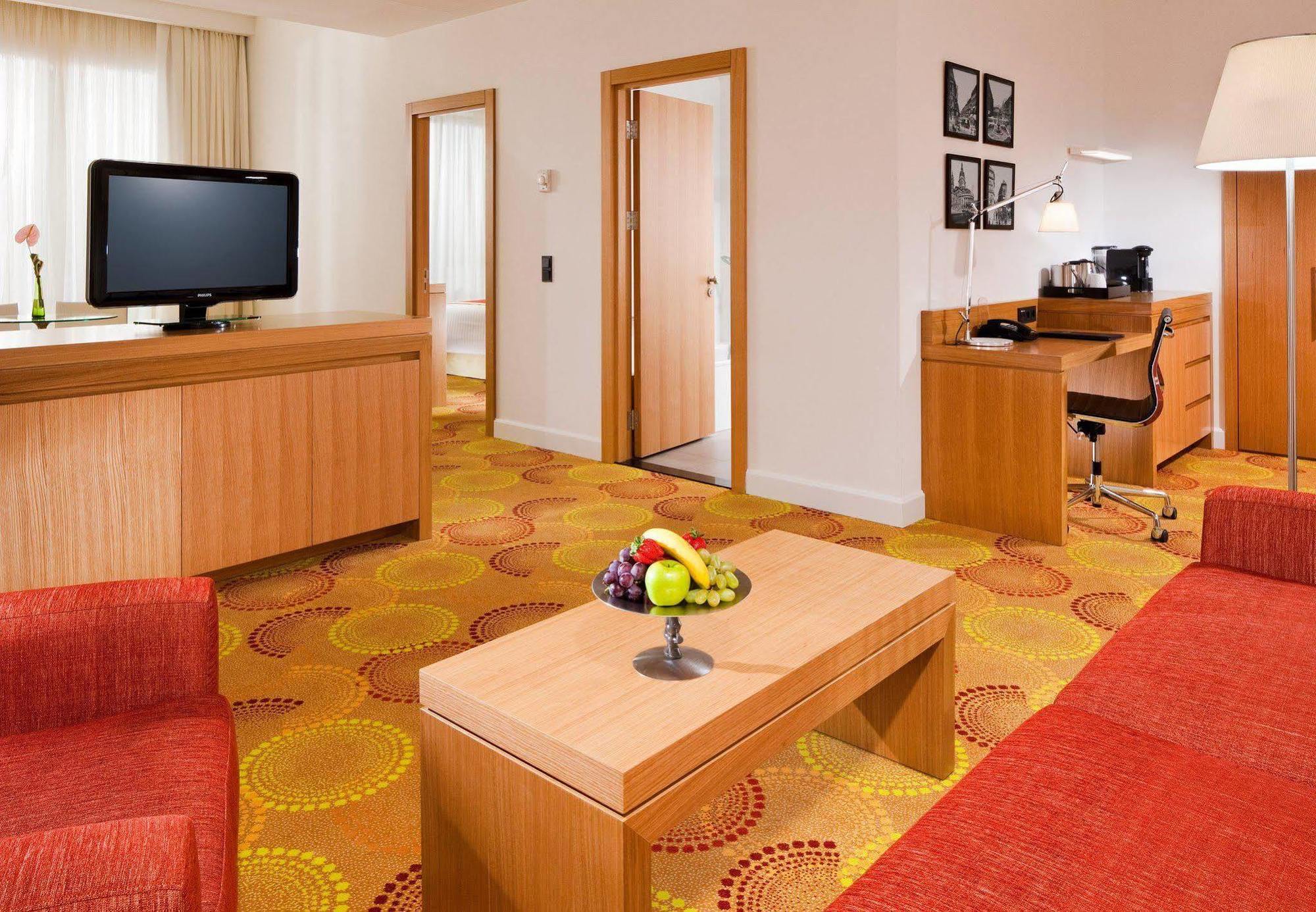 Courtyard By Marriott Budapest City Center Екстер'єр фото